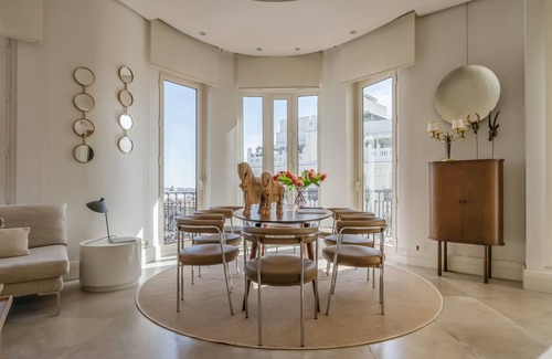 Justicia Apartment | Gran Via Luxe - Breathtaking Views & Premier Amenities