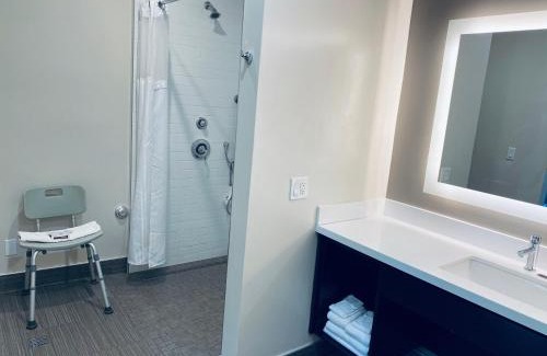 Granada Hills North Hotel | Cozy Granada Inn with Oceanfront Pool & Kitchen Access