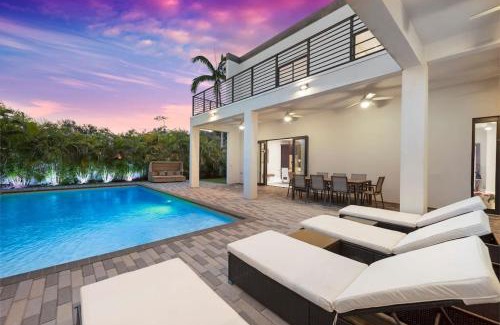 Coral Gables Section Villa | Modern Mansion Retreat in Granada with Heated Pool & Hot Tub
