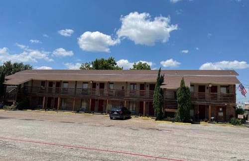 Granbury Hotel | Budget-Friendly Granbury Inn with Family and Pet Amenities
