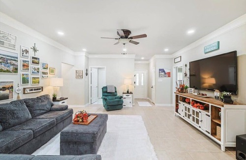 Granbury House | Discover Granbury Serenity: 3BD Retreat with Hot Tub