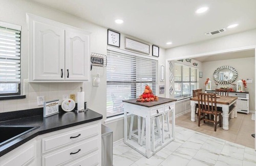 Granbury House | Discover Granbury Serenity: 3BD Retreat with Hot Tub