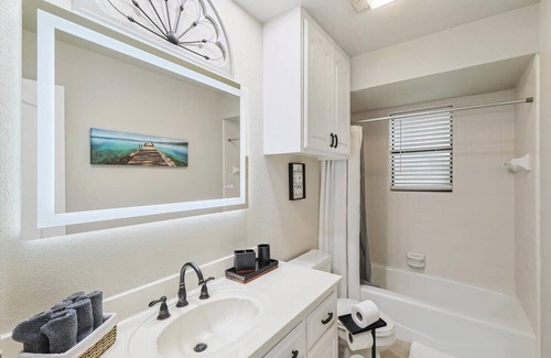 Granbury House | Discover Granbury Serenity: 3BD Retreat with Hot Tub
