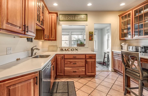 Newton Corner House | Beautiful 10 Room Home Near Boston with Free Parking