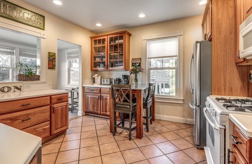 Newton Corner House | Beautiful 10 Room Home Near Boston with Free Parking