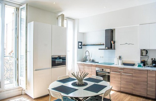 1st Arrondissement Apartment | Inviting 2-Bedroom Apartment with Balcony by Parc Longchamp
