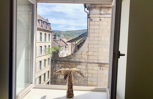 Besancon Apartment | Discover Grand 2 Chambres Battant: Family and Pet Friendly