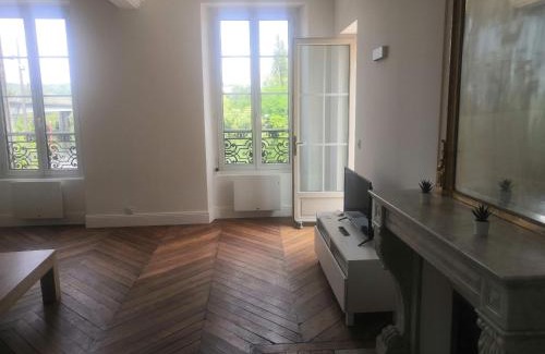 Mantes-la-Jolie Apartment | Top-Rated Grand 2P Terrasse by the Seine - Family Friendly