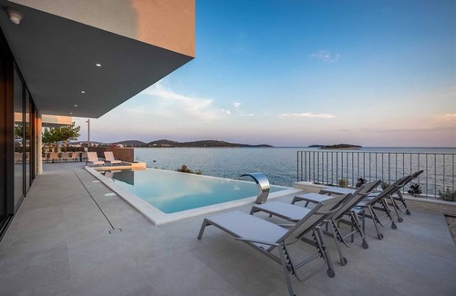 Rogoznica House | Grand 5-Bedroom Villa for 10, with a hydromassage infinity pool