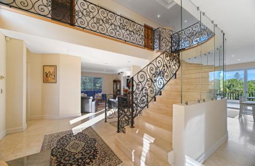 Seaforth House | Relaxing House by the Harbor with Pool and Spa Amenities