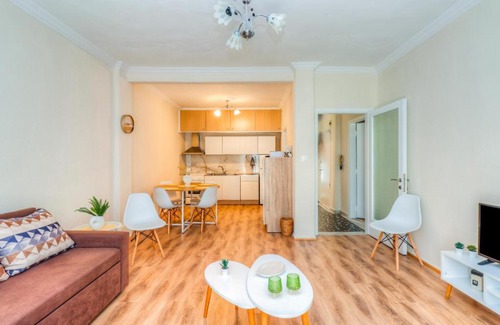 Neapoli-Sykies Apartment | Spacious 3-Bedroom Apartment Near City Center, Rated 9.6