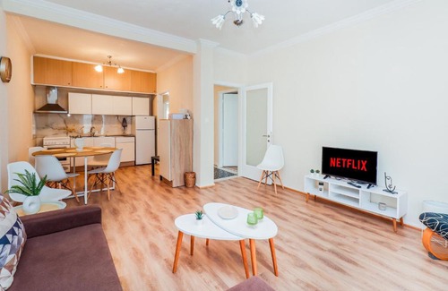 Neapoli-Sykies Apartment | Spacious 3-Bedroom Apartment Near City Center, Rated 9.6