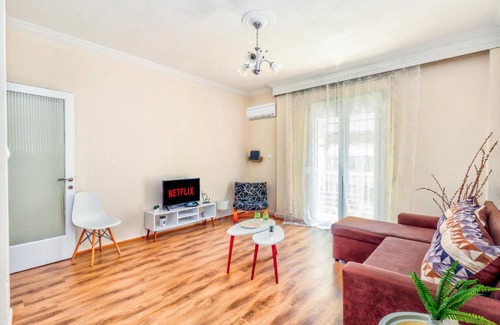 Neapoli-Sykies Apartment | Spacious 3-Bedroom Apartment Near City Center, Rated 9.6