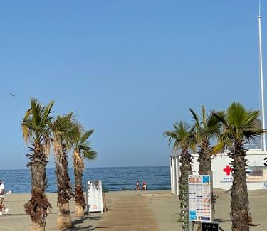 La Jetee Apartment | Coastal Retreat: Grand Appartement Steps from the Beach