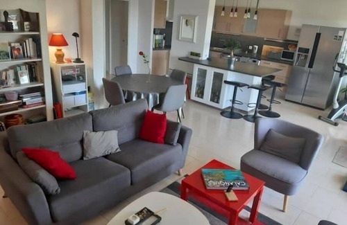 Montolivet Apartment | Elegant Apartment with Parking, Spa & Hot Tub Amenities