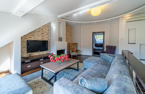 Old Town Apartment | Grand Apartment with Free Parking and Air Conditioning