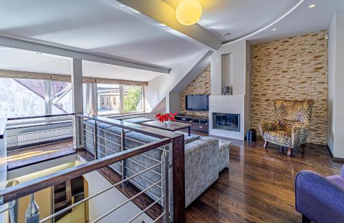 Old Town Apartment | Grand Apartment with Free Parking and Air Conditioning