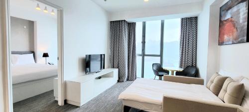 Tsuen Wan Hotel | Experience Grand Bay View Hotel: Oceanfront Getaway Awaits