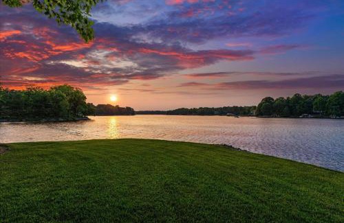 Mooresville House | Experience Grand Bay: A Premier 4-Star Retreat