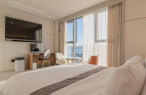 Yeongdo Hotel | Eco-Friendly Grand Bern Hotel with Top-Rated Amenities
