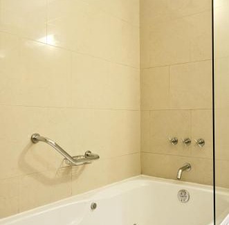 Neuquen Hotel | Discover Hotel Del Comahue: 4-Star Stay with Pool & Dining