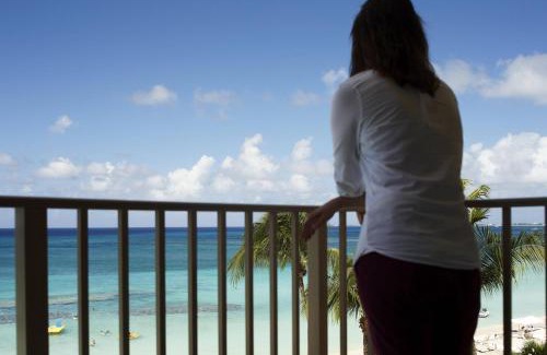 Seven Mile Beach Resort | Relaxing Grand Cayman Marriott Resort with Pool & Spa