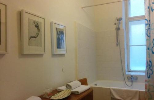 Stuwerviertel Apartment | Grand, Central 2BR Apartment
