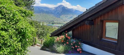 Saint-Pierre-de-Clages Ski Chalet | Inviting Grand Chalet for 6-8 Guests: Ski and Hike Bliss