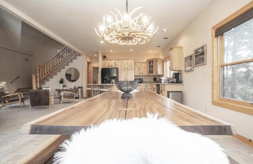 Grand Lake House | Relax at the Grand Chalet with Hot Tub & Family-Friendly Fun