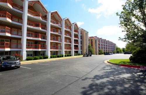 Branson Hotel | Relax at Grand Crowne Resort: Pools, Spa & Family Fun