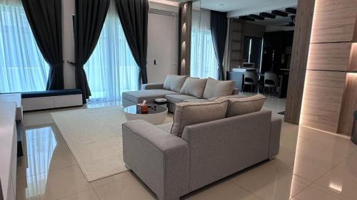 Lumut Villa | Discover Grand’e La Villa Homestay: A Family-Friendly Retreat