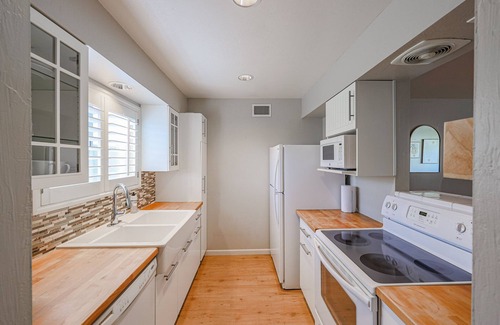 South Scottsdale Apartment | Cozy 2 BR Condo with Heated Pool Near Shopping Center