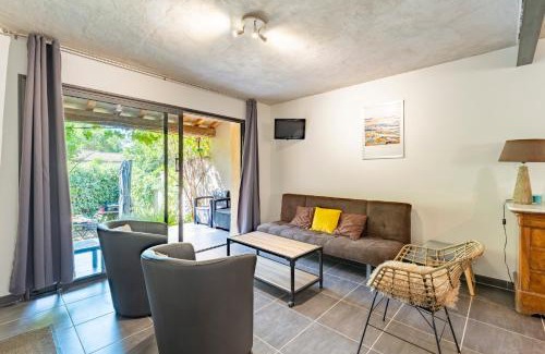 Camaret-sur-Aigues House | Family-Friendly Retreat at Grand gîte de Tante Berthe