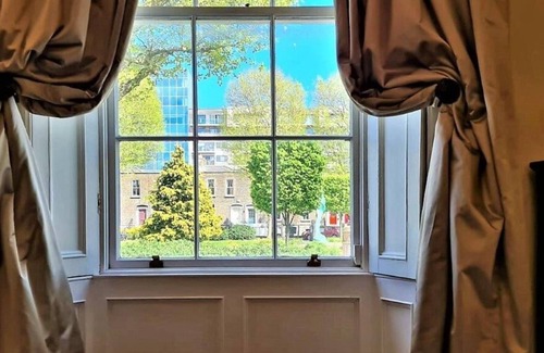 Grand Canal Dock House | Elegant Grand Georgian Residence: Perfect for Families & Pets