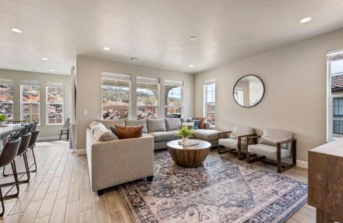 Washington House | Relaxing Grand Getaway Townhouse with Pool and Hot Tub
