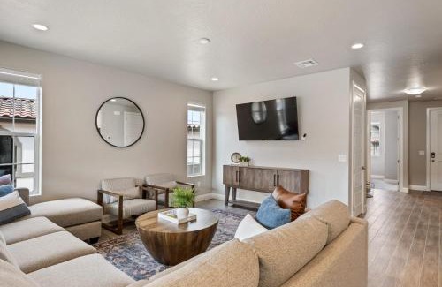 Washington House | Relaxing Grand Getaway Townhouse with Pool and Hot Tub