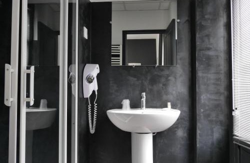 Brive-la-Gaillarde Hotel | Welcoming Grand Hôtel Brive: Pet-Friendly & Family Amenities
