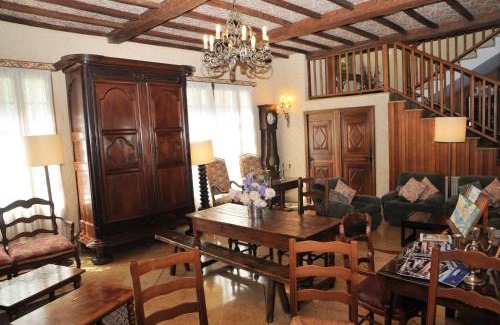 Sisteron Hotel | Experience Comfort at Grand Hôtel du Cours with Great Amenities