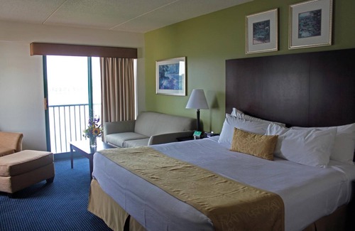 Dubuque Hotel | Family-Friendly Grand Harbor Resort with Waterpark Fun