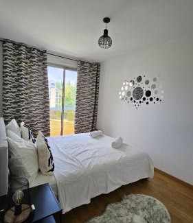 Bourroches Apartment | Pet-Friendly Retreat at Les Reflets with Top Guest Ratings