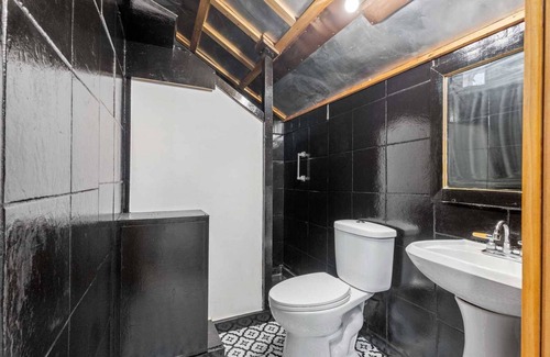 West Newton House | Discover Grand Horizons Oasis - Pet Friendly & Family Ready