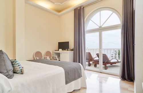Siesta Hotel | Elegant Grand Hotel Palladium: 5-Star Spa & Pool Retreat