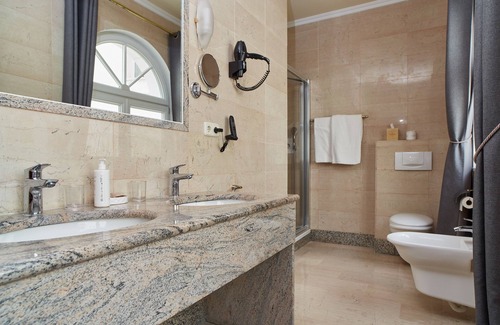 Siesta Hotel | Elegant Grand Hotel Palladium: 5-Star Spa & Pool Retreat