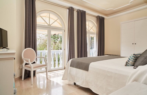 Siesta Hotel | Elegant Grand Hotel Palladium: 5-Star Spa & Pool Retreat