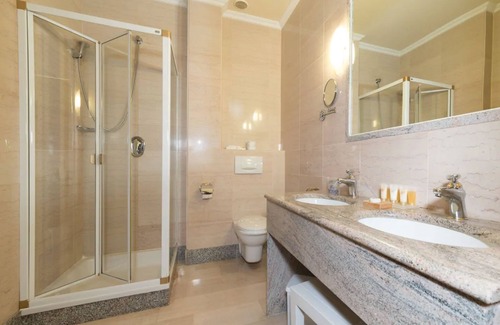 Siesta Hotel | Elegant Grand Hotel Palladium: 5-Star Spa & Pool Retreat