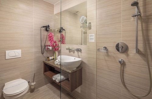Mako Hotel | Experience the Grand Hotel Glorius: Guest Rated 9.8/10