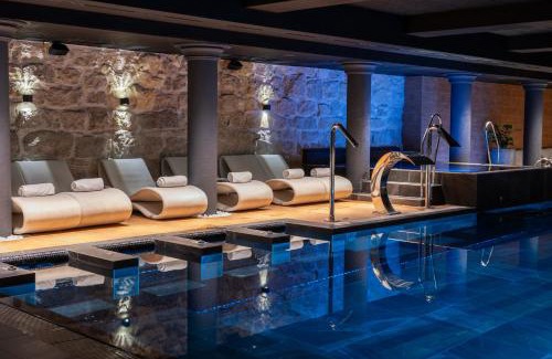 Prospekt Svobody Hotel | Elegant Grand Hotel Lviv Casino & Spa with Ocean View