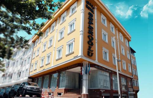 Bayrampasa Hotel | Grand Hotel Seferoğlu: Family-Friendly with Hot Tub & Dining