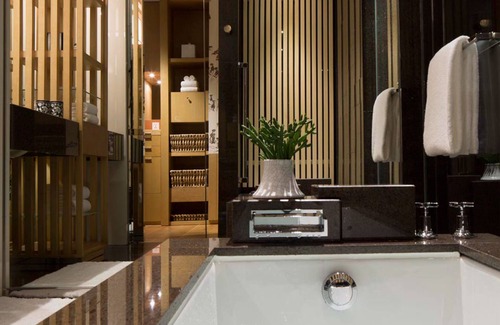 Jinjiang Hotel | Elegant Grand Hyatt Chengdu: 4-Star Oasis with Pool & Spa