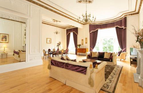 Kelvinbridge Apartment | Elegant Retreat at Grand in the Park with Breakfast Included